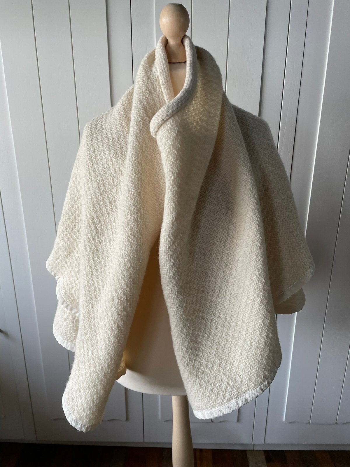 Wollen omslagdoek, Ophalen of Verzenden, Zo goed als nieuw, Maat 46/48 (XL) of groter