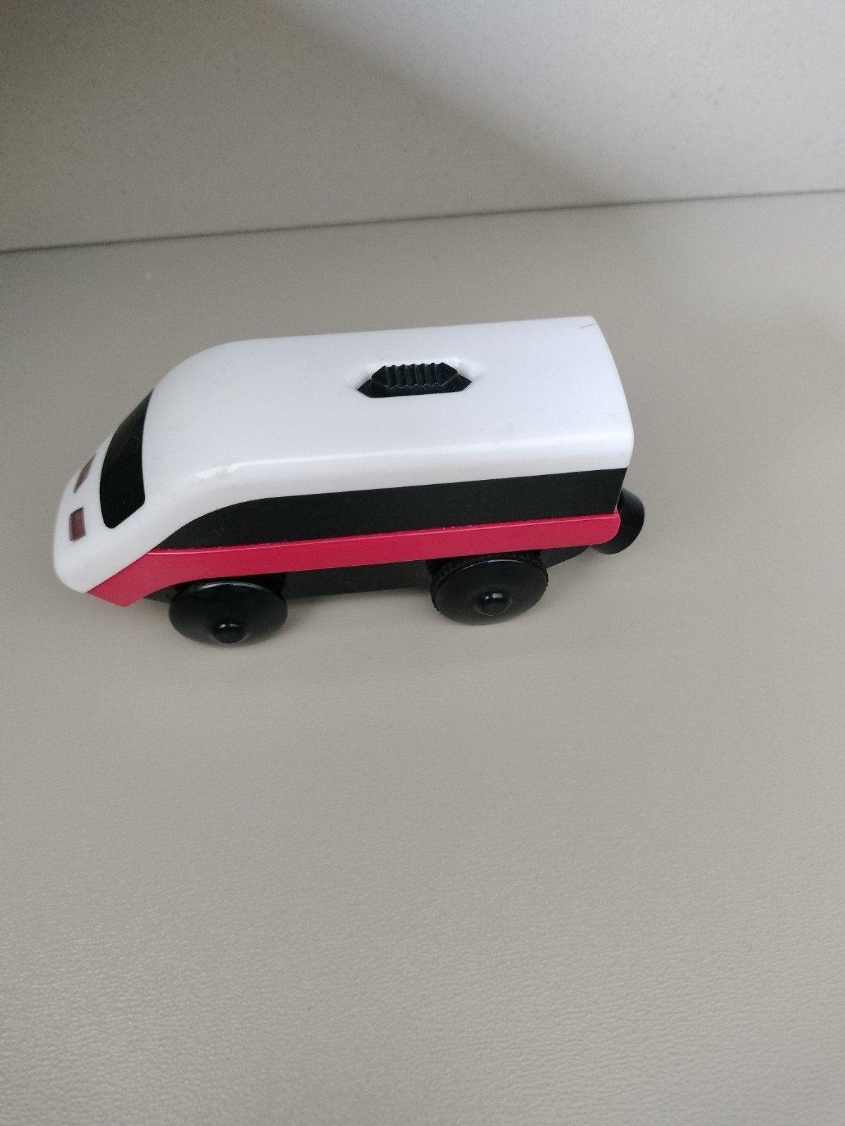 Houten speelgoedtrein - Wit, rood en zwart, Ophalen, Zo goed als nieuw