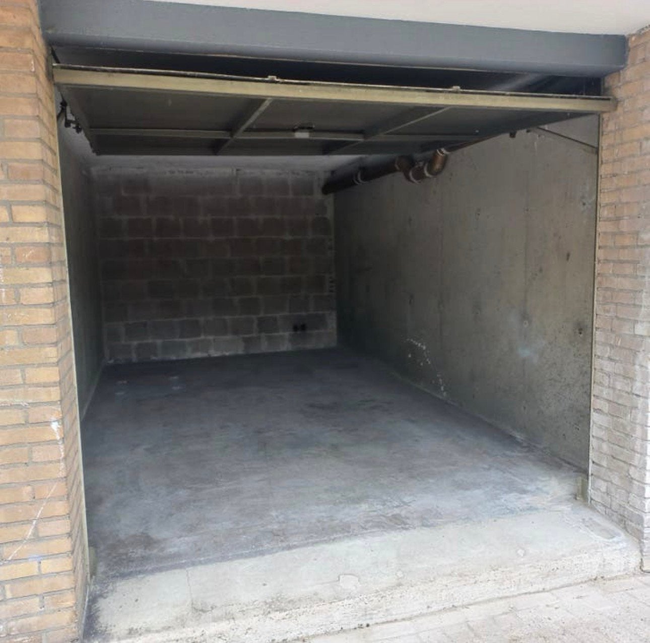 TE KOOP GARAGEBOX ROTTERDAM IJSSELMONDE.