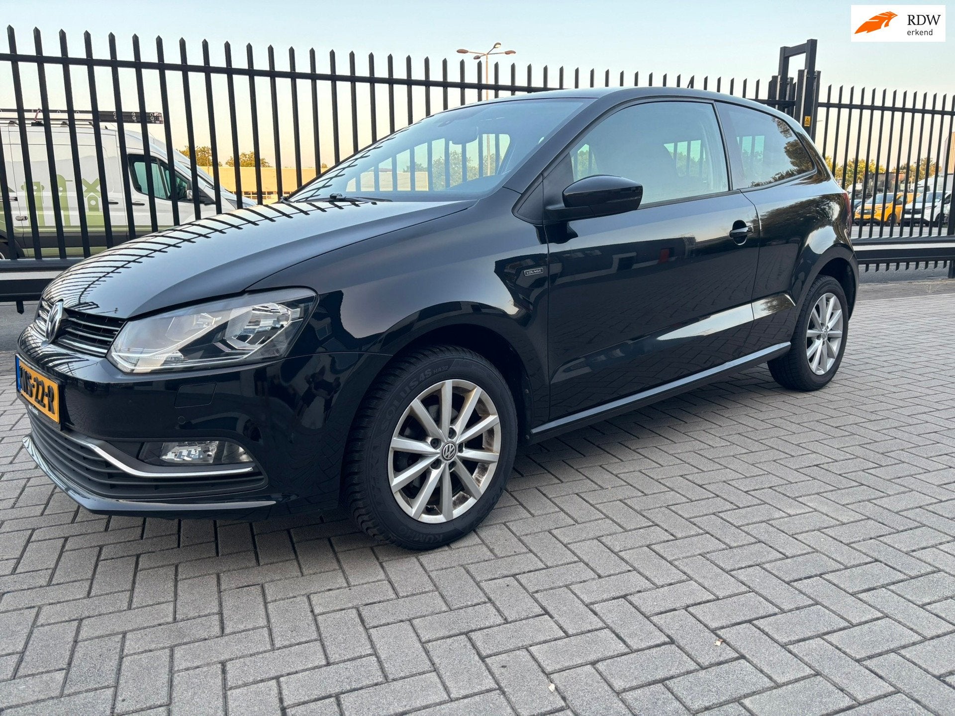 Volkswagen Polo 1.0 75PK Highline Lounge Vol opties., Auto's, Gebruikt, 60 pk, Zwart, Bedrijf