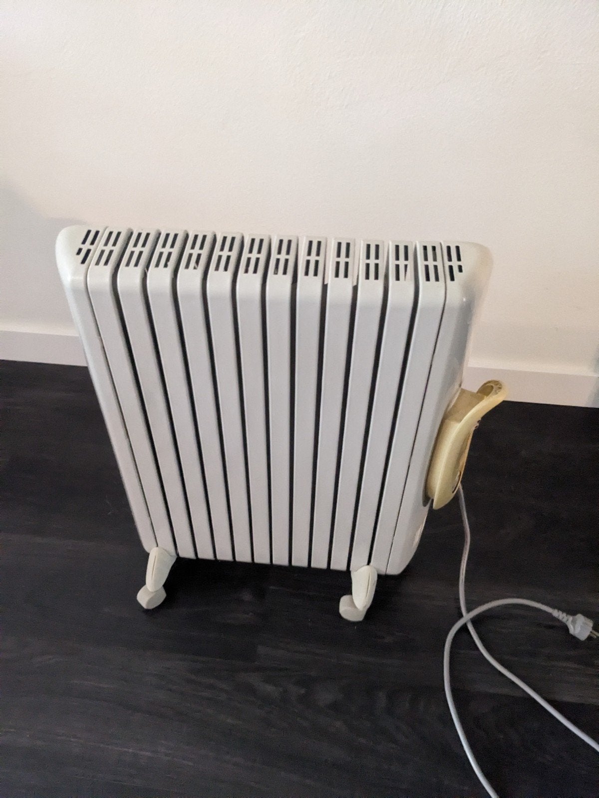 DeLonghi Stretto Oliegevulde Radiator 2500W, Doe-het-zelf en Verbouw, Ophalen, Radiator, 30 tot 80 cm