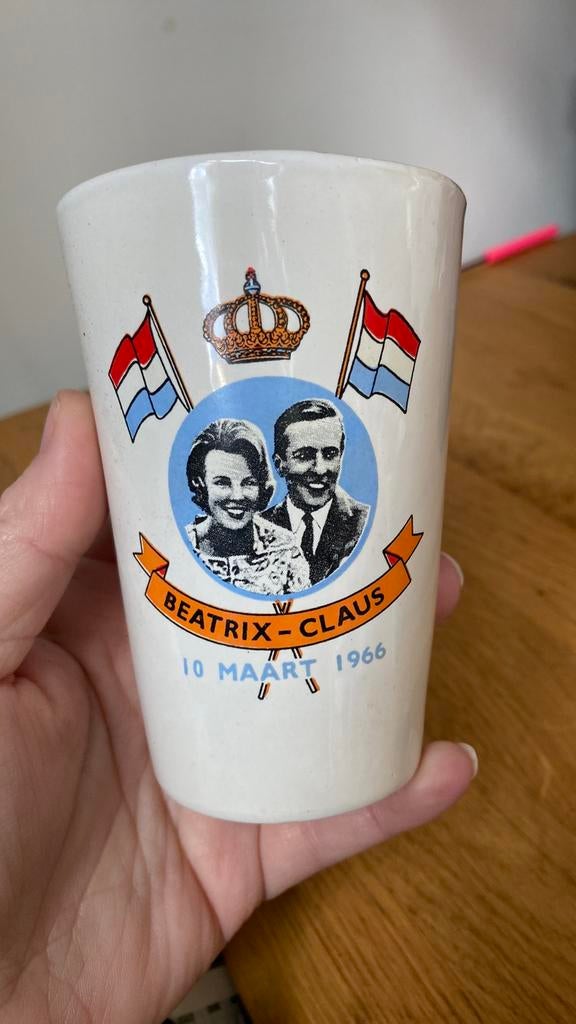 Verzamel mok - Huwelijk Beatrix en Claus, Verzamelen, Koninklijk Huis en Royalty, Ophalen of Verzenden, Gebruikt, Nederland, Servies