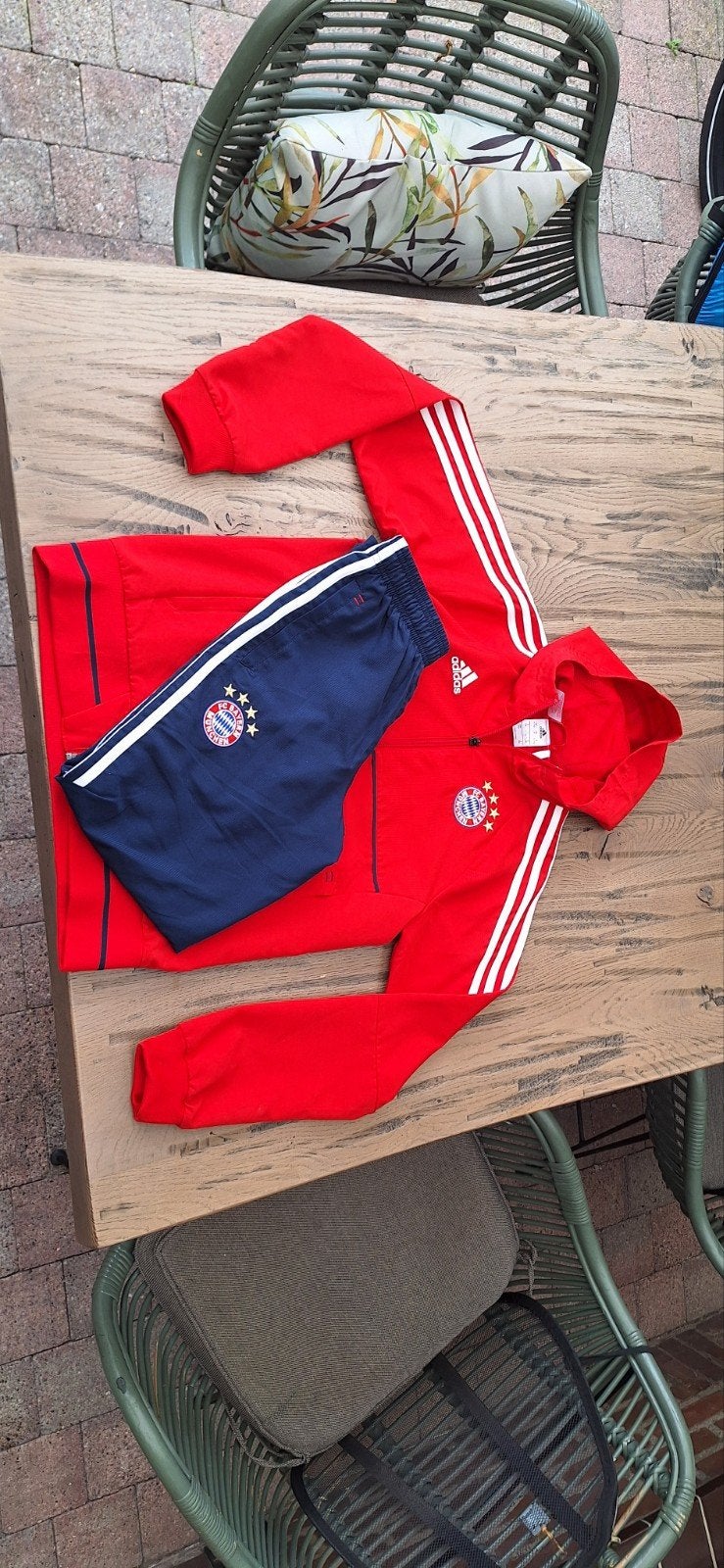 Trainingspak Bayern München kindermaat 152 te koop, Maat XS of kleiner, Ophalen of Verzenden, Zo goed als nieuw, Trainingspak