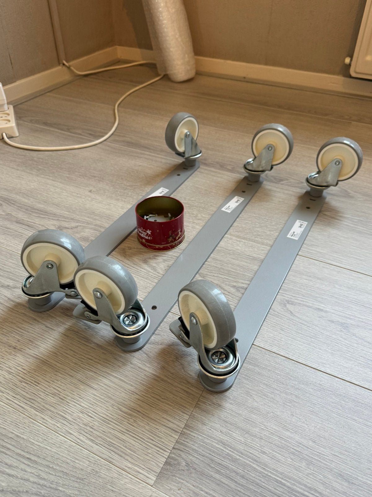 IKEA Kallax zwenkwielen, set van 3 beugels = 6 wielen., Ophalen of Verzenden, Zo goed als nieuw, 25 tot 50 cm, 50 tot 100 cm