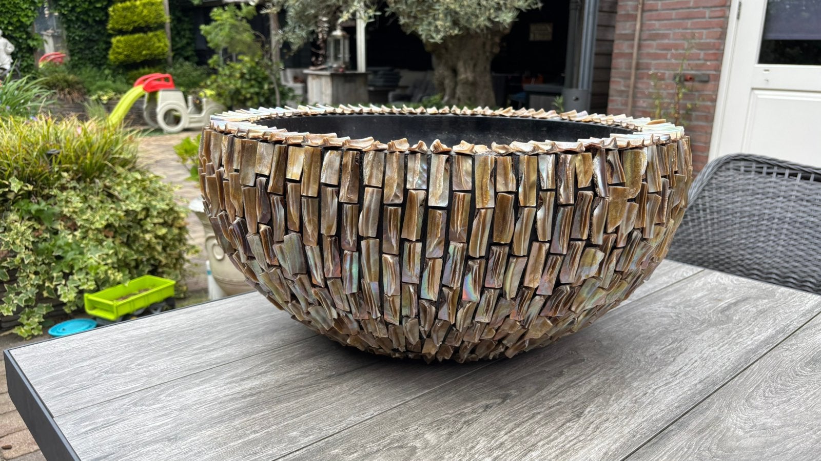 Schelpen vaas eric kuster style, Tuin en Terras, Ophalen, Zo goed als nieuw, Rond, Minder dan 30 cm