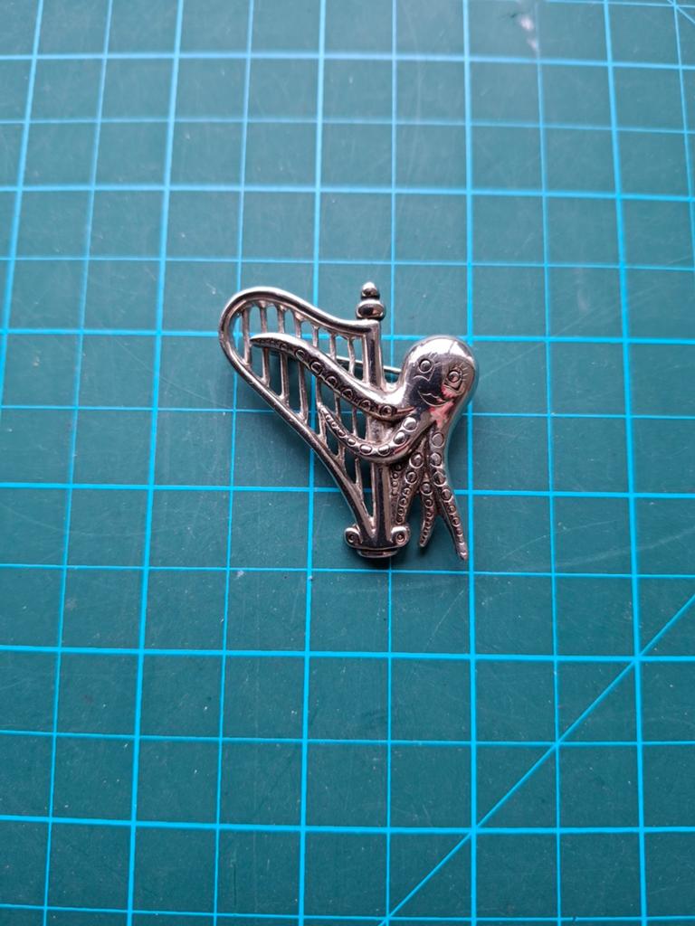 broche Octopus bespeeld de Harp., Ophalen of Verzenden, Zo goed als nieuw, Minder dan 4 cm, Overige materialen