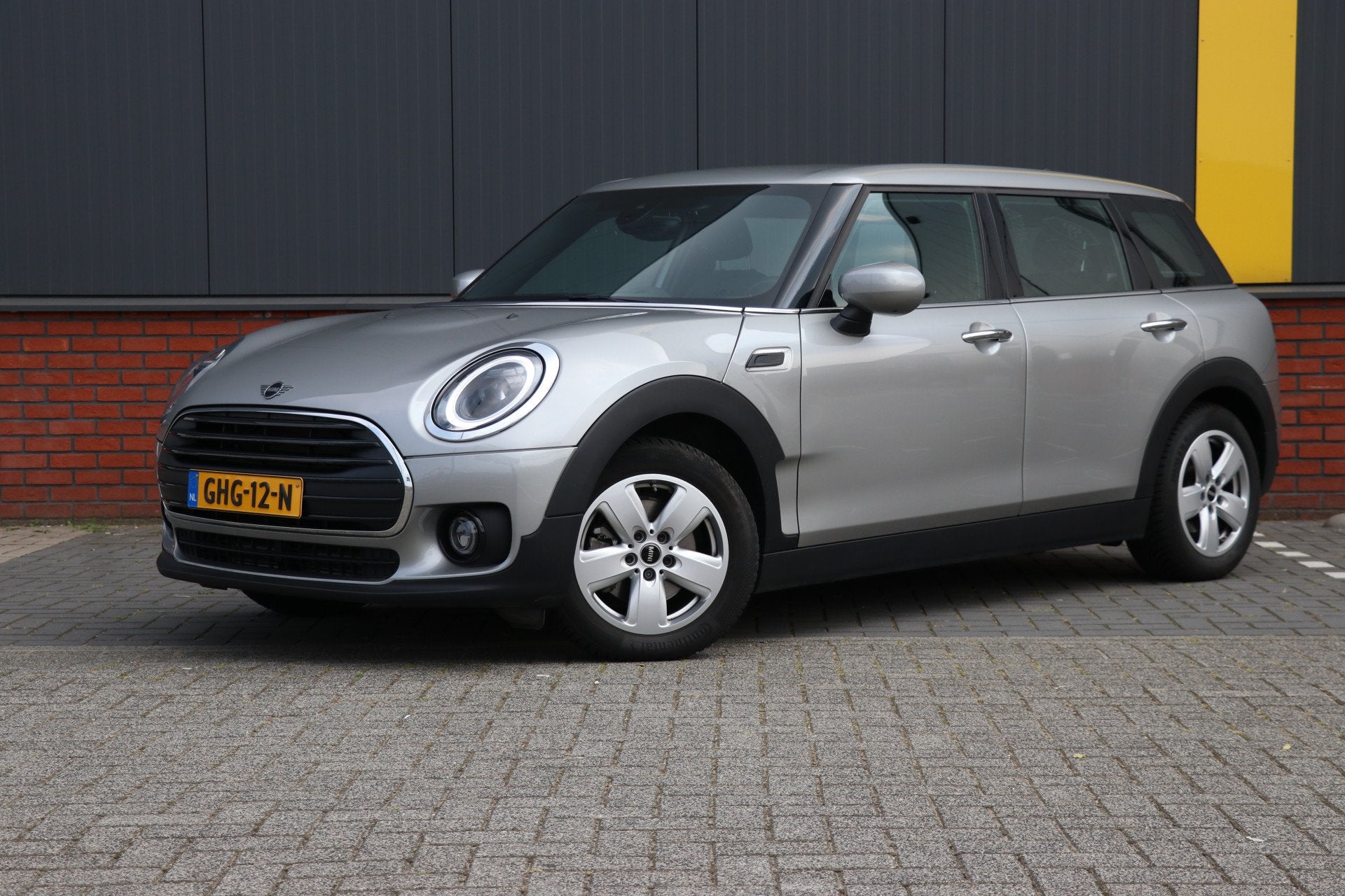 MINI Clubman 1.5 Cooper Essential 136PK | automaat | camera, Auto's, Gebruikt, 715 kg, Verwarmde buitenspiegels, Grijs