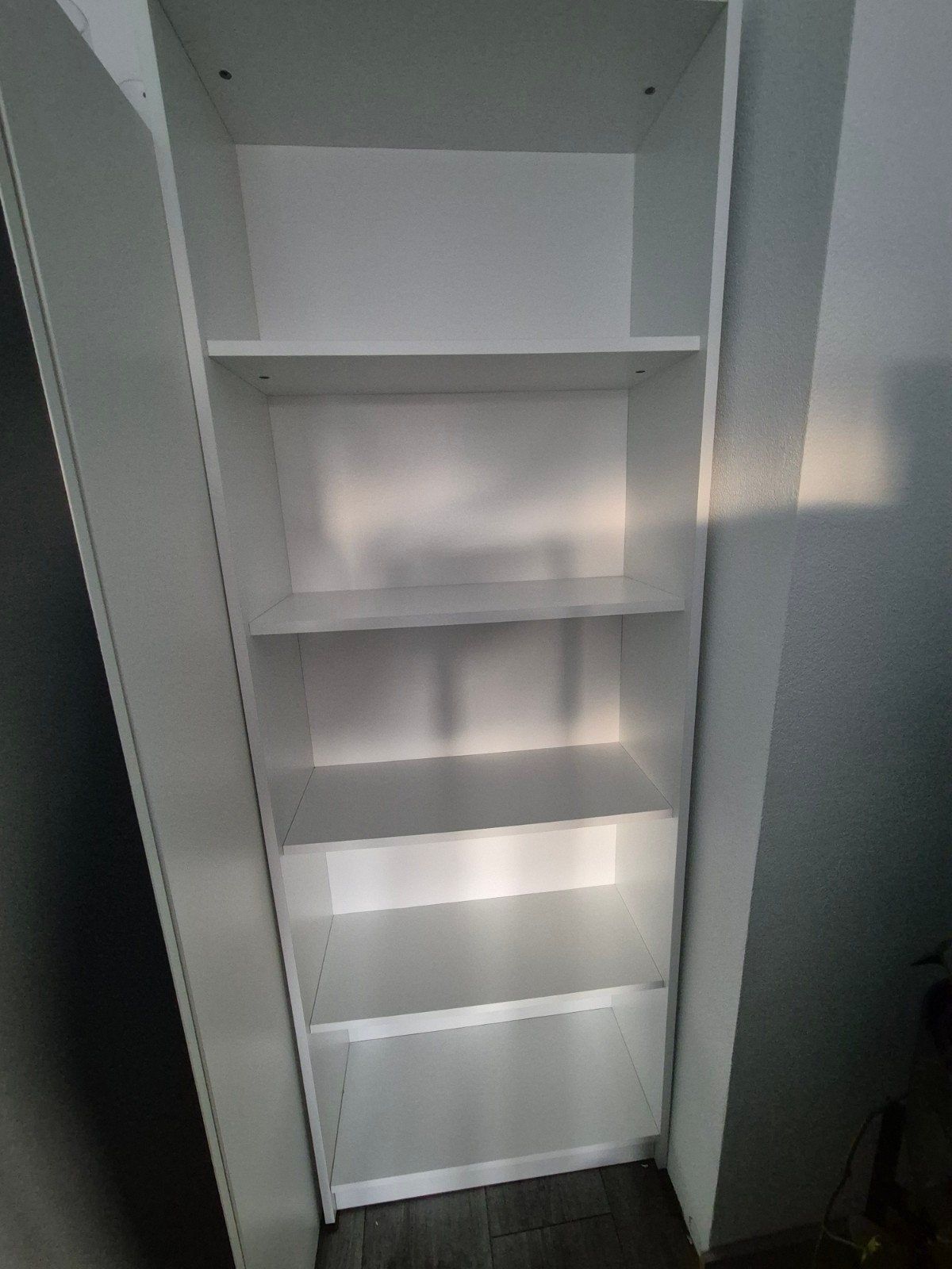 JYSK Horsens Kast - Witte Boekenkast met 5 Planken, Met plank(en), Zo goed als nieuw, 150 tot 200 cm, 25 tot 50 cm