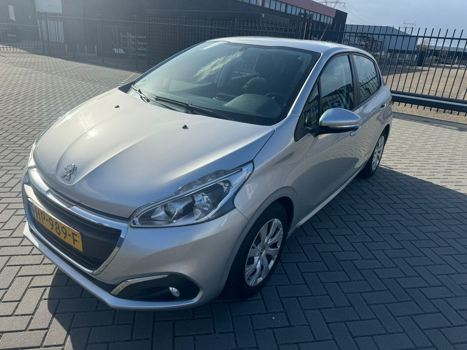 Peugeot 208 1.6 BlueHDI 5 Deurs 2015 NAP APK Airco Trekhaak, Auto's, Voorwielaandrijving, Stof, Zwart, 4 cilinders