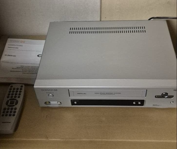 Daewoo SV-230/SV-834 VHS-speler/recorder met afstandsbedieni, Ophalen of Verzenden, Zo goed als nieuw, VHS-speler of -recorder