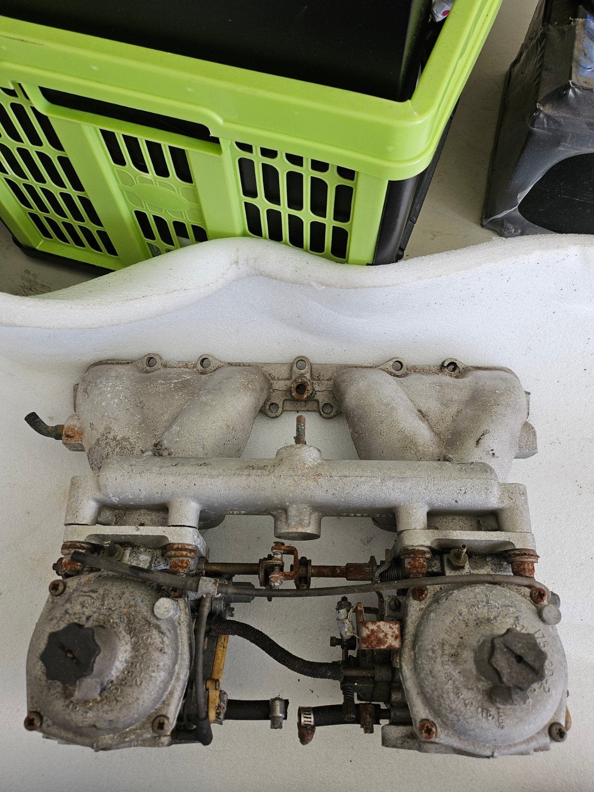 Set dubbele Stromberg 175 CD-2 Carburateur met Spruitstuk, Ophalen of Verzenden, Gebruikt, Oldtimer onderdelen