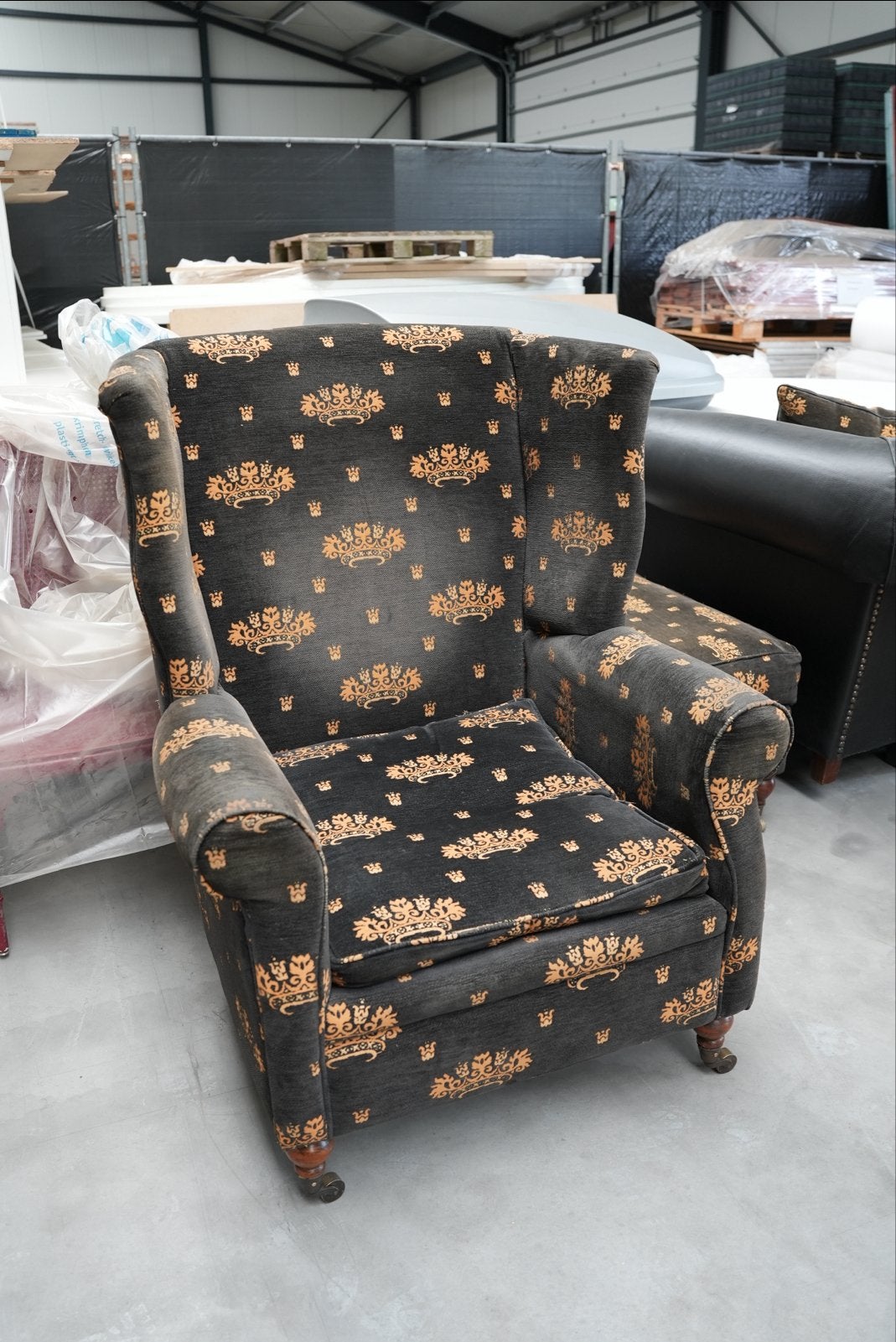 Zwarte oorfauteuil met voetenstuk - gouden kronen print, Ophalen, Gebruikt, Minder dan 75 cm, 50 tot 75 cm