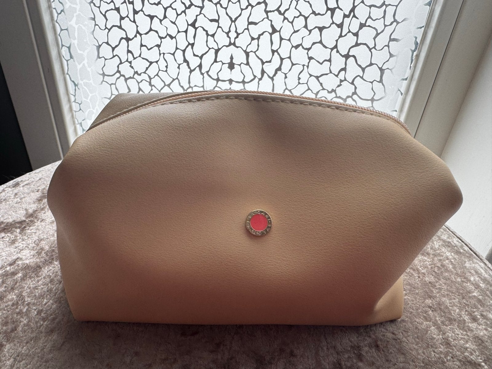 Bvlgari Emirates toilettasje met inhoud, Sieraden, Tassen en Uiterlijk, Toilettassen, Ophalen of Verzenden, Nieuw, Beige, Heer of Dame