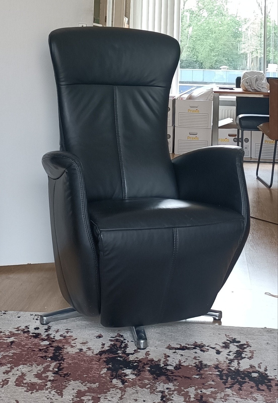 Zwarte leren relaxfauteuil met elektrische verstelling, Huis en Inrichting, Fauteuils, Modern, Comfortabel, Gebruikt, 75 tot 100 cm