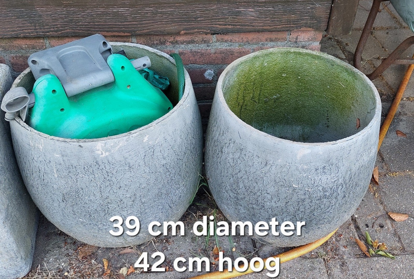 2 mooie grote buitenpotten in prima staat.
Voor maten zie fo, Ophalen, Rond, Kunststof