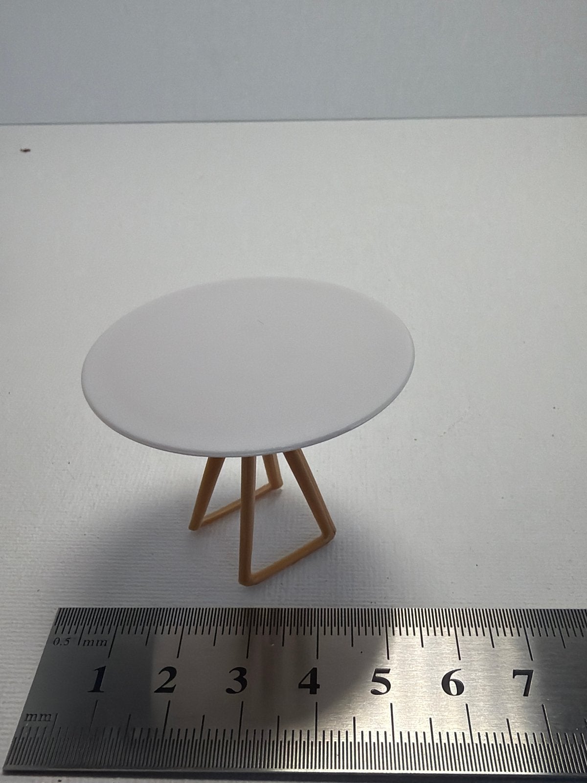Miniatuur tafelmodel - Wit met houten poten, Overige merken, 1:32 tot 1:50, Overige typen, Ophalen of Verzenden