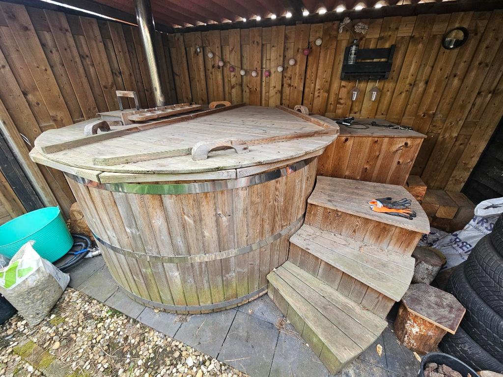 Thermohouten hottub 180cm, 6 pers, houtgestookt, Ophalen, Gebruikt, Filter, Vast