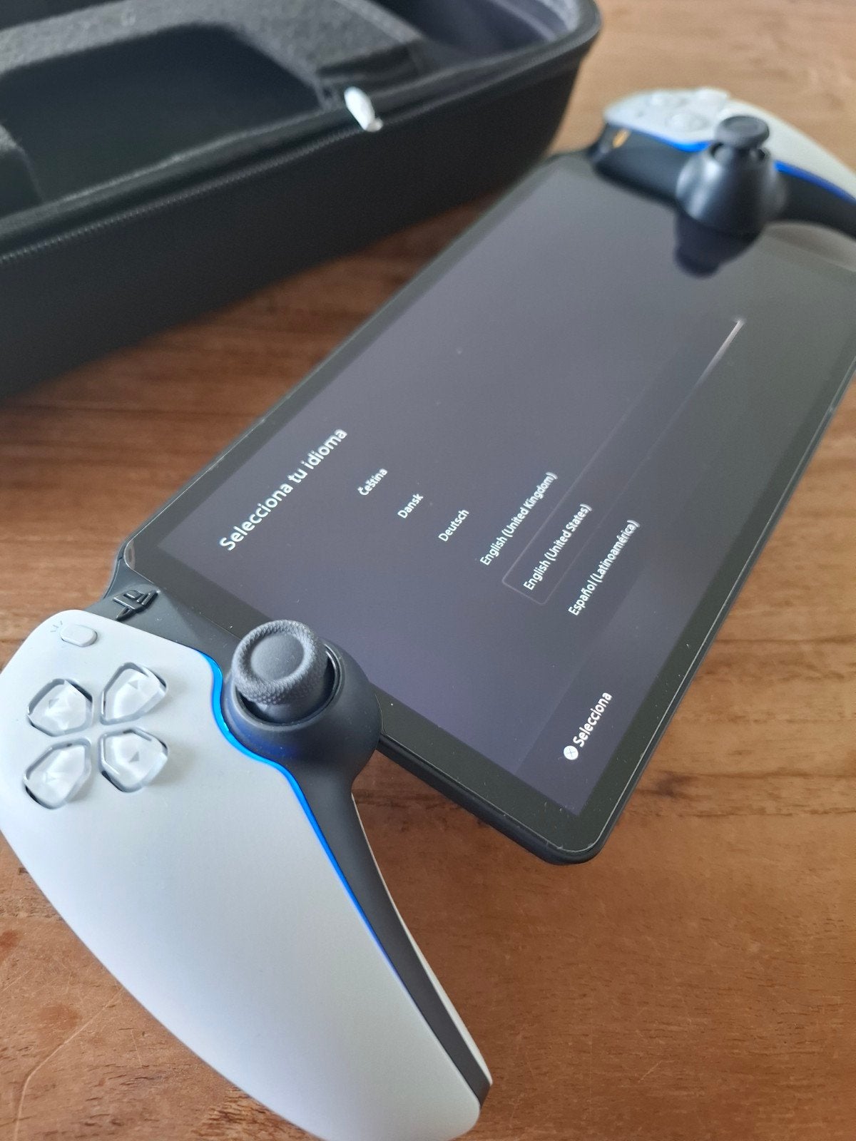 Foto 3 van Playstation Portal met hoes en screenprotector