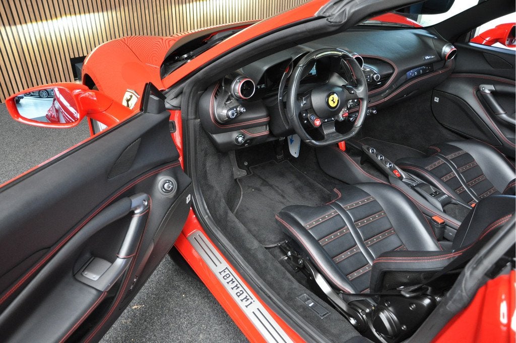 Ferrari F8 Spider 3.9 V8 HELE Daytona Seats Passengerdisplay, Auto's, Ferrari, Automaat, Achterwielaandrijving, Gebruikt, Cabriolet