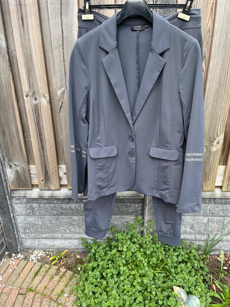 Elvira grijs pak travelstof mt 42/44, Kleding | Dames, Jasjes, Kostuums en Pakken, Kostuum of Pak, Maat 42/44 (L), Ophalen of Verzenden