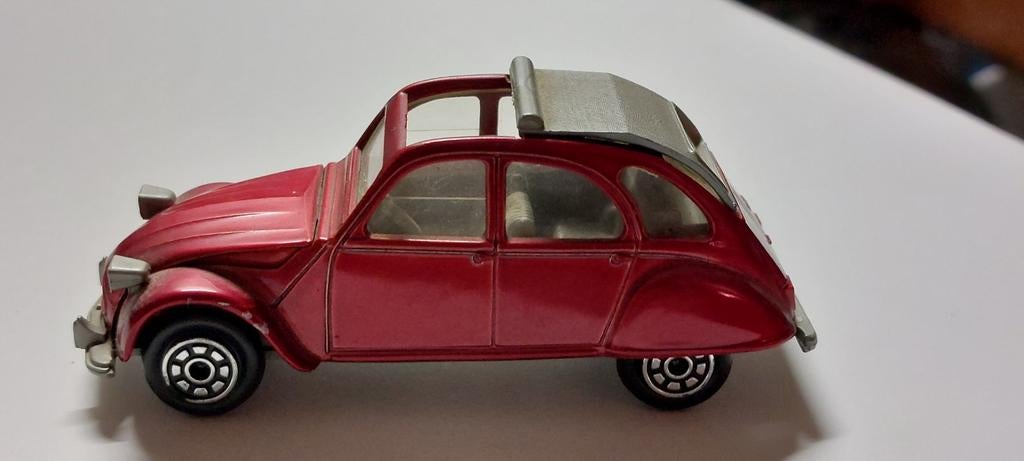 Rode modelauto citroen 2cv 6 met openende motorkap, Ophalen of Verzenden, Gebruikt, Auto