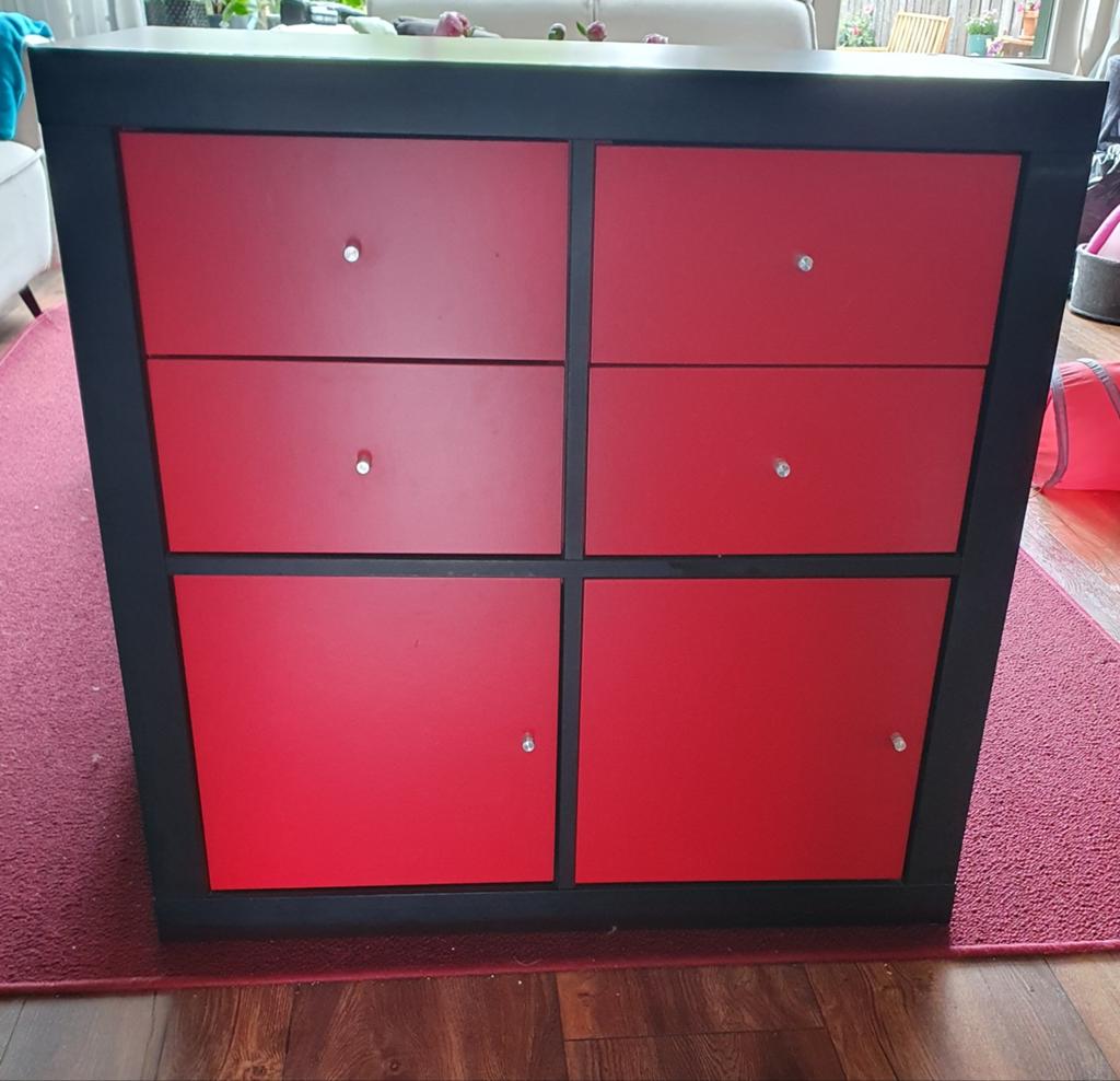 IKEA KALLAX Kast Zwartbruin met Rode Lades en Deurtjes, Ophalen, Overige materialen, Gebruikt, Modern, Speels