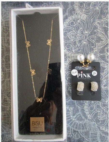 nieuw gold plated ketting met een vlinder / 2 paar oorclips, Ophalen of Verzenden, Nieuw, Goud, Overige materialen
