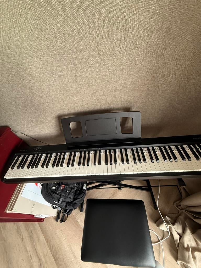 Roland FP10 zgan, incl 3 jaar garantie, bankje en standaard, Ophalen, Zo goed als nieuw, Zwart