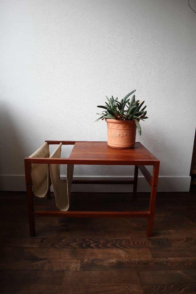 Vintage bijzettafel met tijdschriftenhouder / retro mid 60, Antiek en Kunst, Antiek | Meubels | Tafels, Ophalen