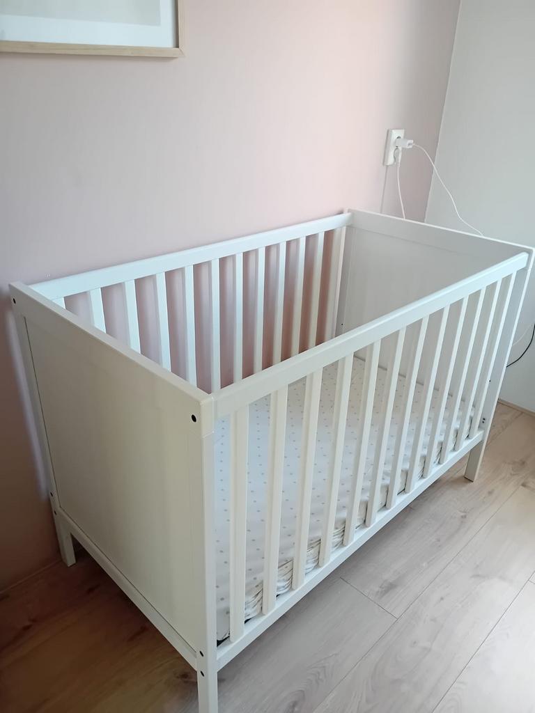Wit babybedje met kleine gebruiksporen, Ophalen, Gebruikt, 140 tot 160 cm, 70 tot 85 cm