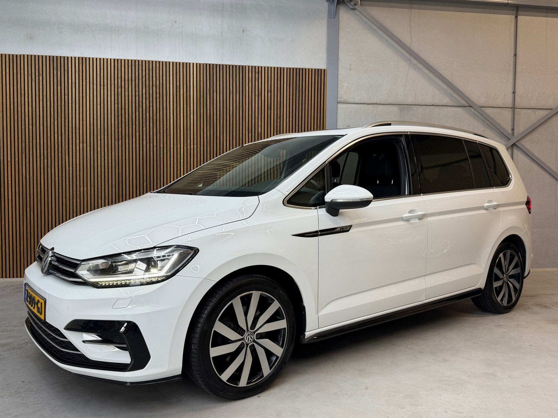 Volkswagen Touran 1.5 TSI Highline Business R-LINE 7p AUOTMA, Dealer onderhouden, Euro 6, 4 cilinders, 150 pk