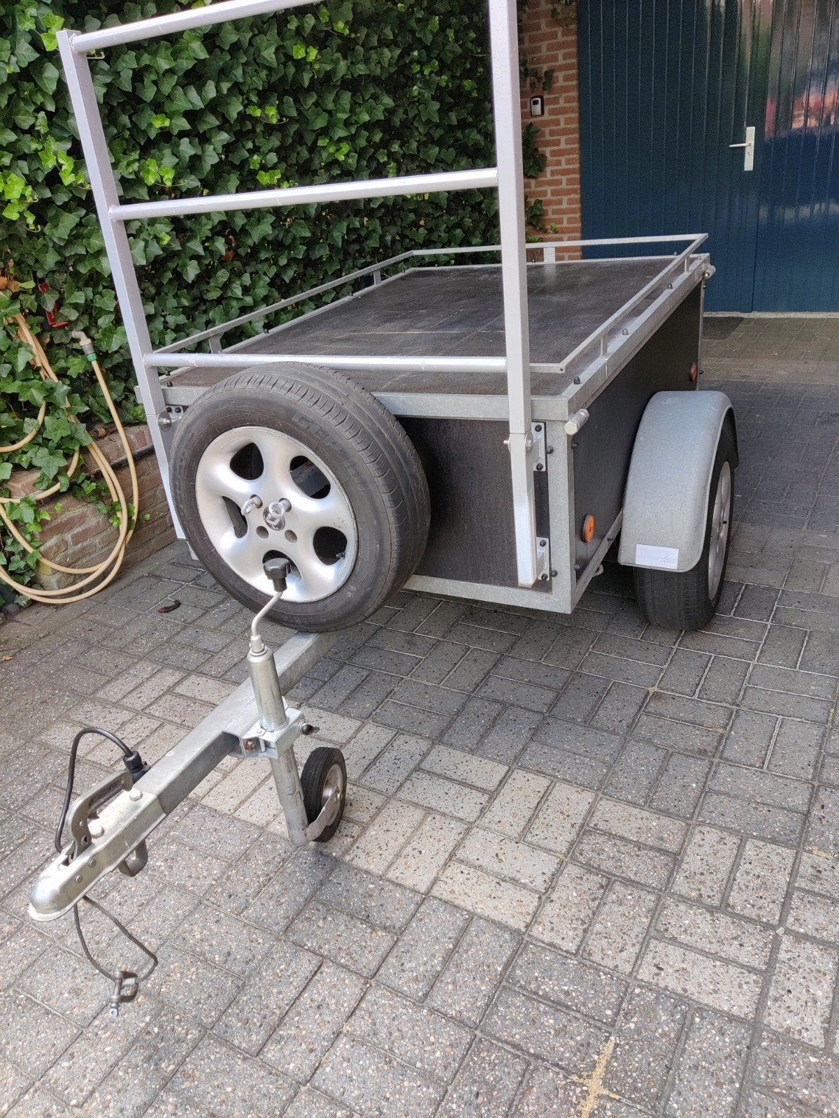 Compacte aanhanger met deksel en imperiaal, Ophalen, Gebruikt