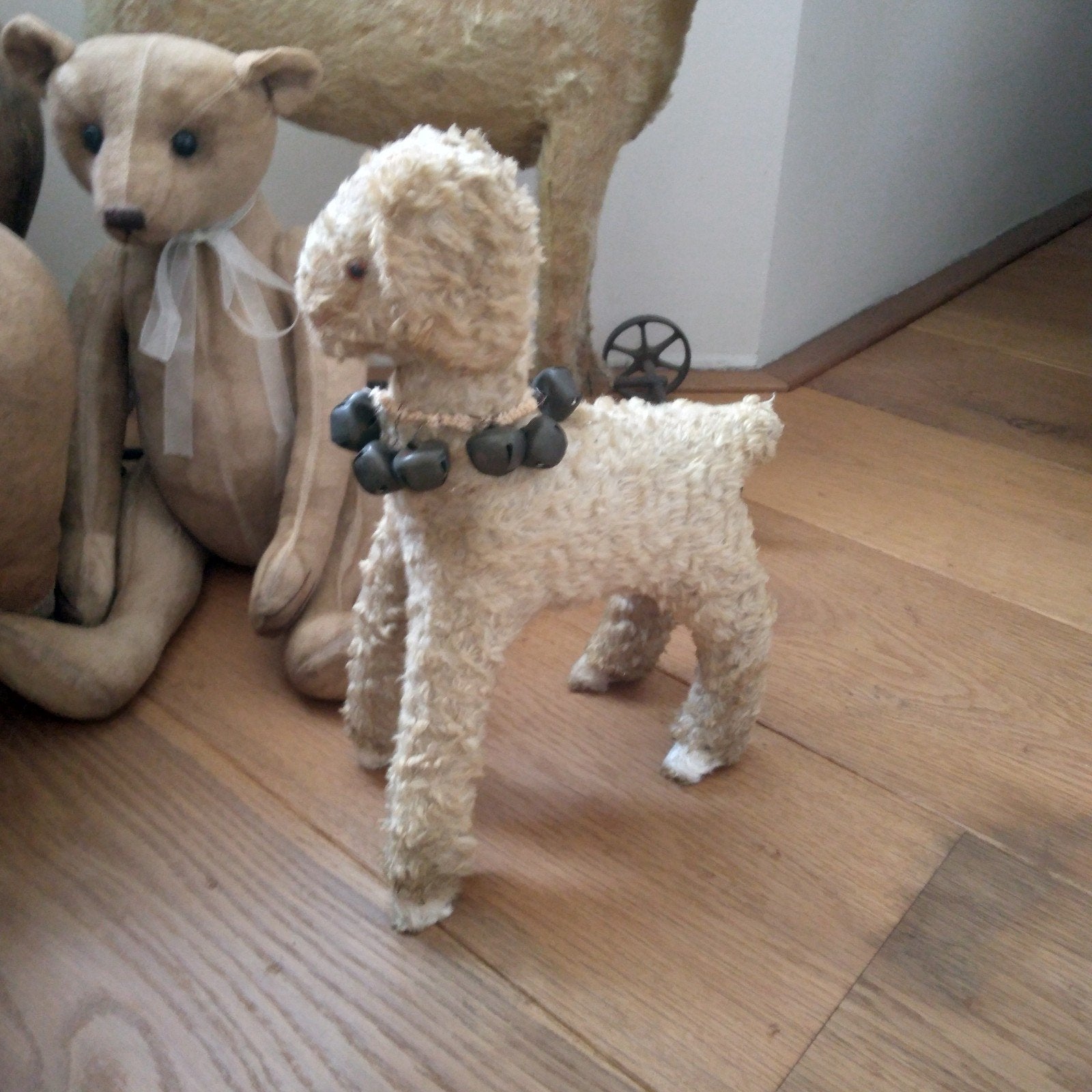 Heel oud schaap met stro gevuld, Ophalen