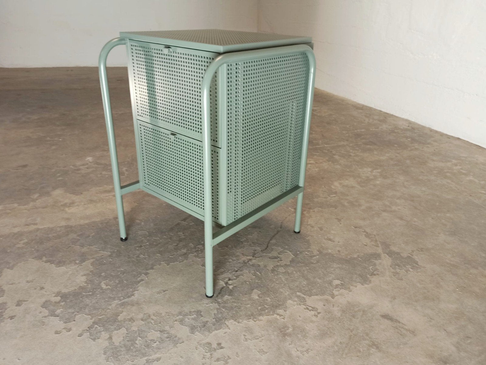 IKEA Nikkeby grijsgroen metalen nachtkastje lasenkast, Ophalen, Tweedehands, Tweedehands, Metaal
