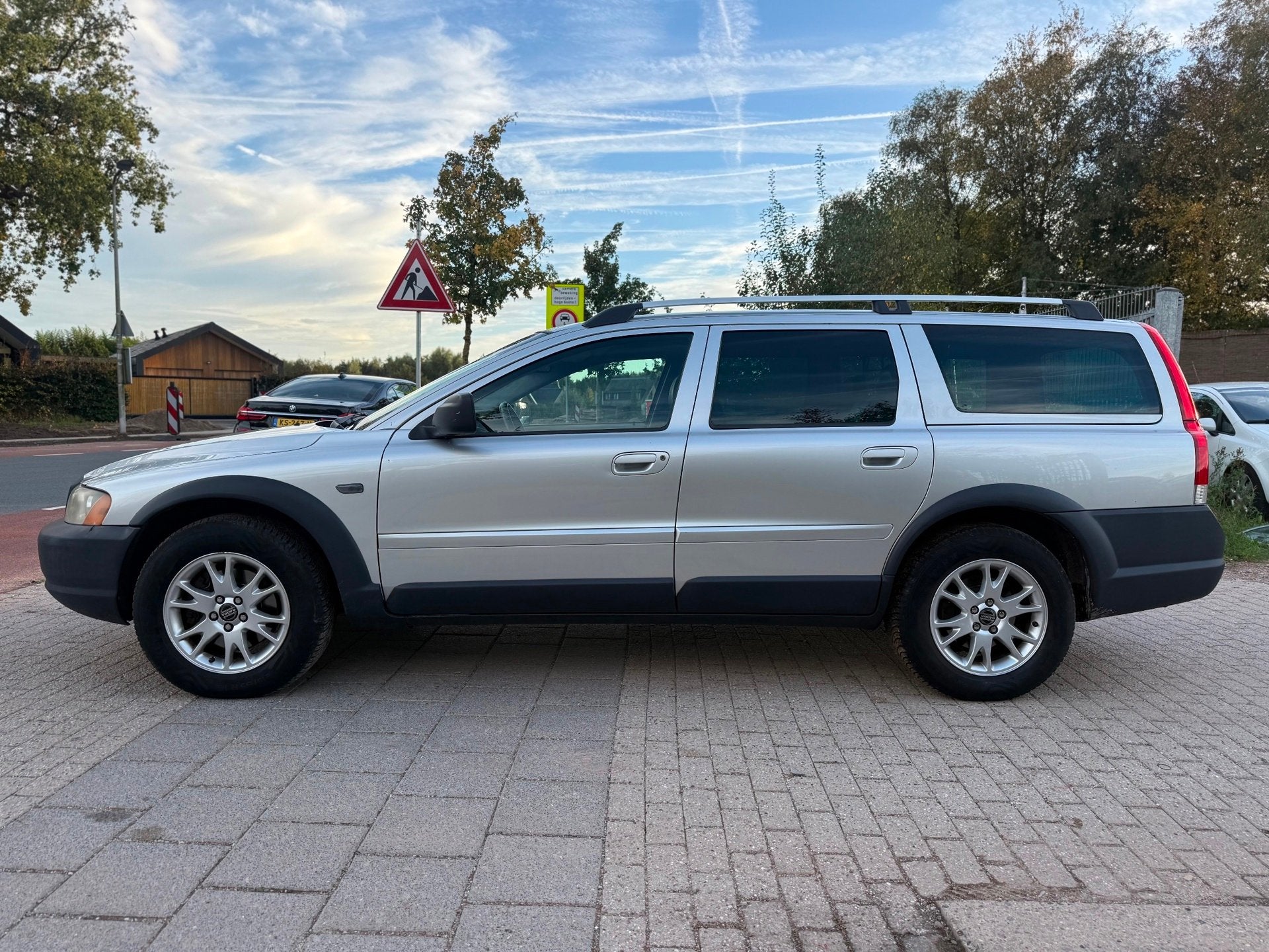 Volvo XC70 2.5 T Momentum AUTOMAAT AIRCO CRUISE LEDER PDC, Auto's, Automaat, Dealer onderhouden, XC70, 2521 cc