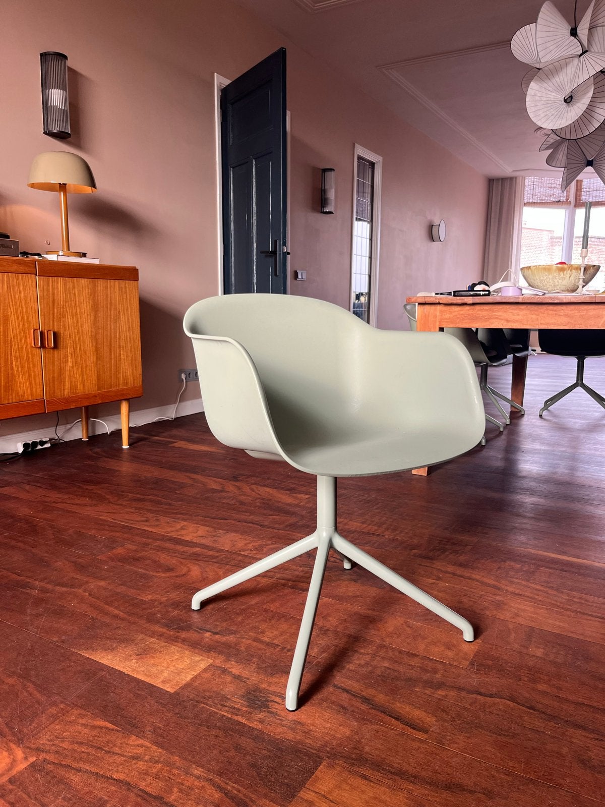 Foto 2 van Muuto Fiber Armchair - kuipstoel - set 4 - draaibaar