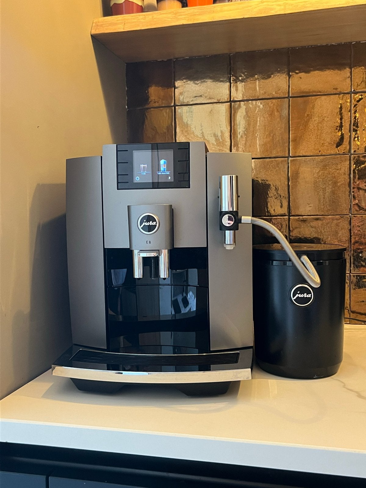 Jura E8 Dark Inox met Melkkoelkast en Accessoires, Ophalen, Afneembaar waterreservoir, 10 kopjes of meer, Koffiemachine