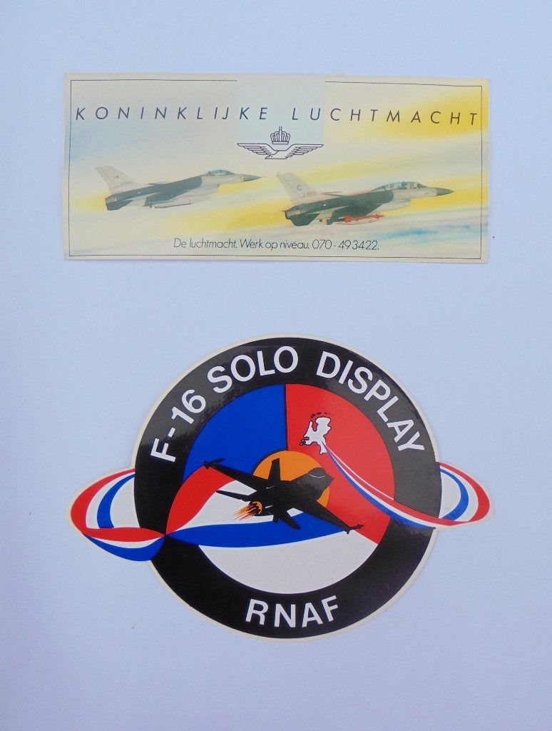 twee stickers Militair F-16 SOLO Display RNAF Luchtmacht., Ophalen of Verzenden, Luchtmacht, Nederland, Embleem of Badge
