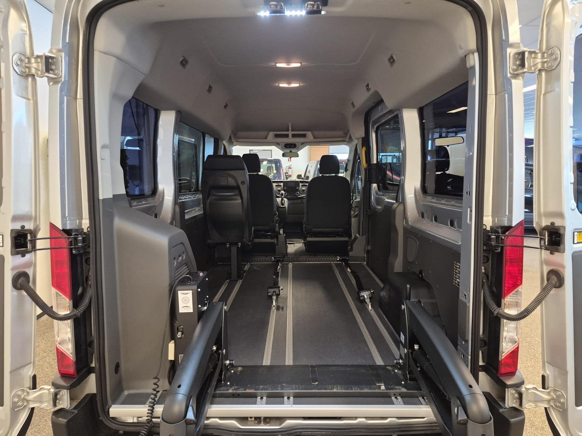 Ford Transit L2H2 Rolstoelbus Automaat, Auto's, Ford, 12 maanden, Gebruikt, Zwart, 2500 kg