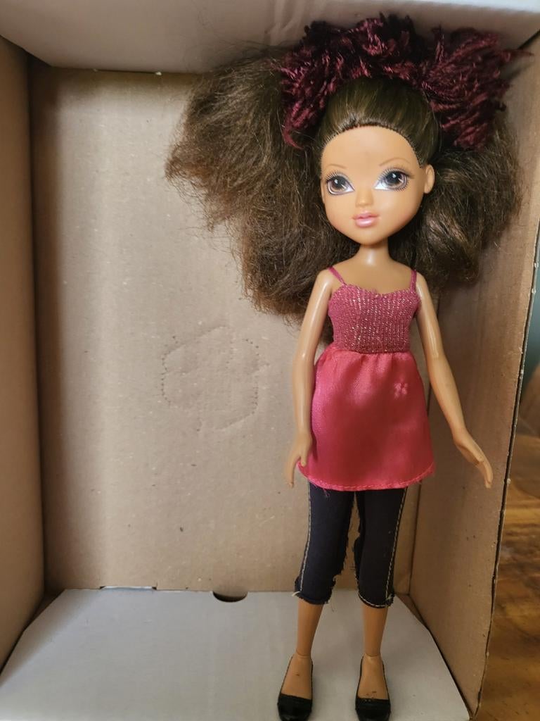 Pop met roze top en donkere broek, Kinderen en Baby's, Speelgoed | Poppen, Ophalen of Verzenden