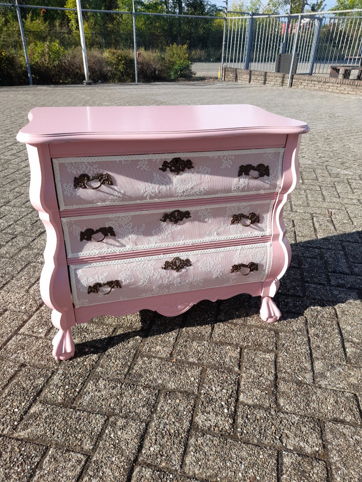 Brocante buik kastje, Ophalen