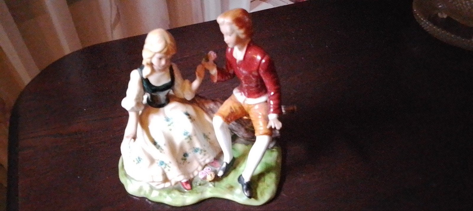 Vintage Porseleinen Beeldje: Romantisch Paar op Bankje, Ophalen of Verzenden, Gebruikt, Mens