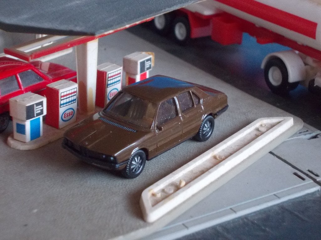 BMW E12 5-Serie 525 i - Herpa bruin 518 / 520 / 523, Hobby en Vrije tijd, Ophalen of Verzenden, Zo goed als nieuw, Auto, Herpa