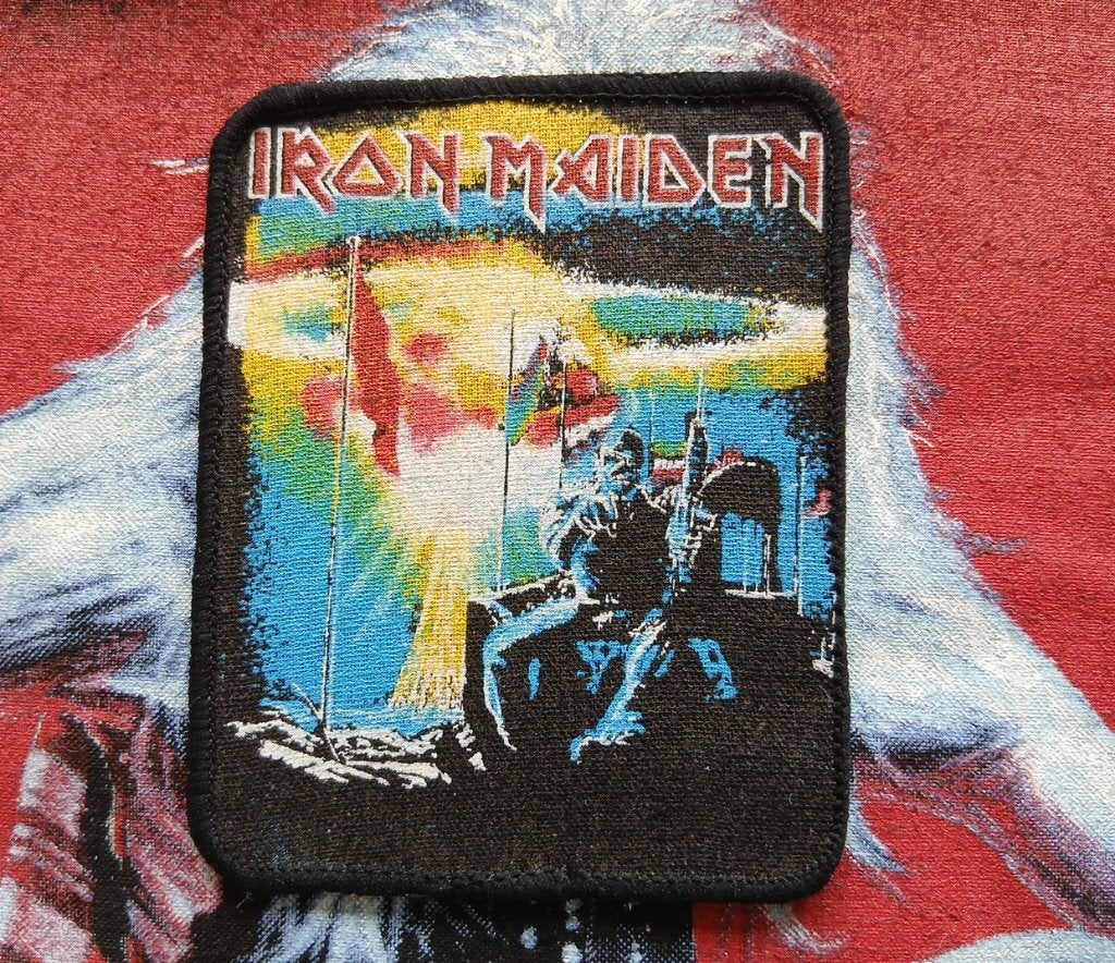 Iron Maiden zeldzame vintage 1984 2 minutes to... patch 174, Ophalen of Verzenden, Nieuw, Kleding