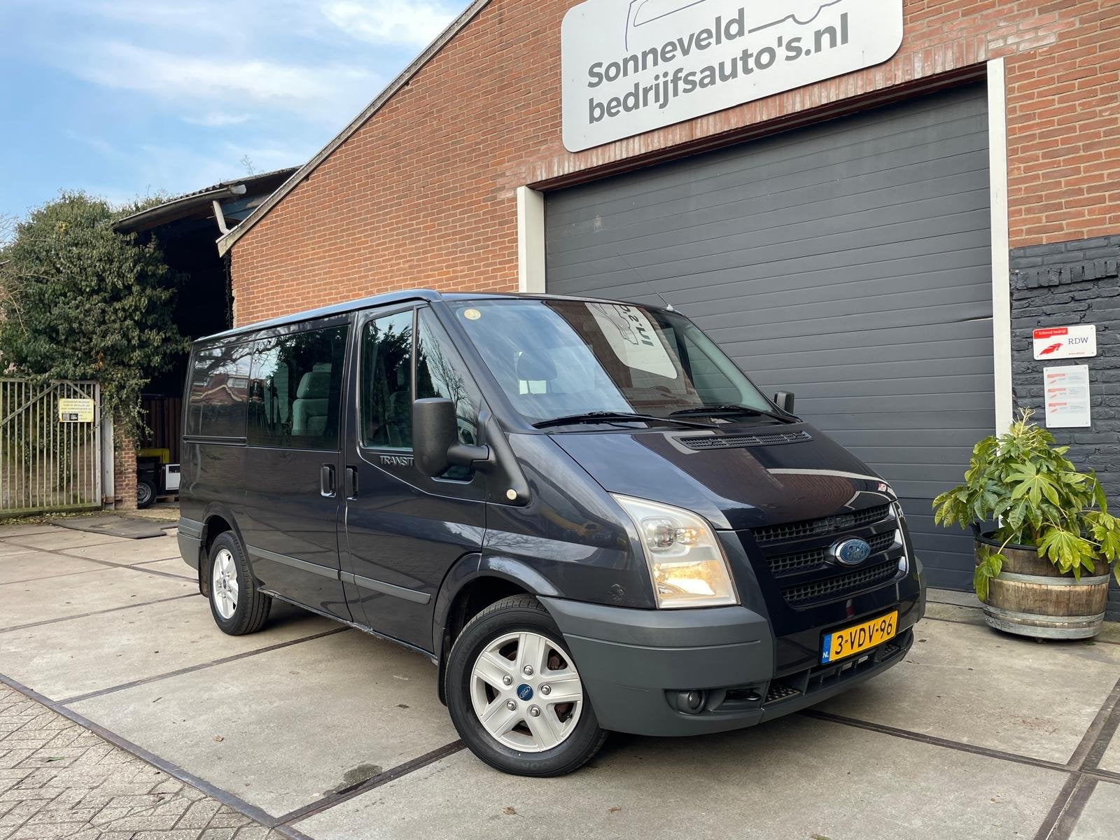 Ford Transit 2.2 TDCI ROLSTOELBUS 4+1 rolstoellift, Auto's, Voorwielaandrijving, Automatische klimaatregeling, Gebruikt, Zwart
