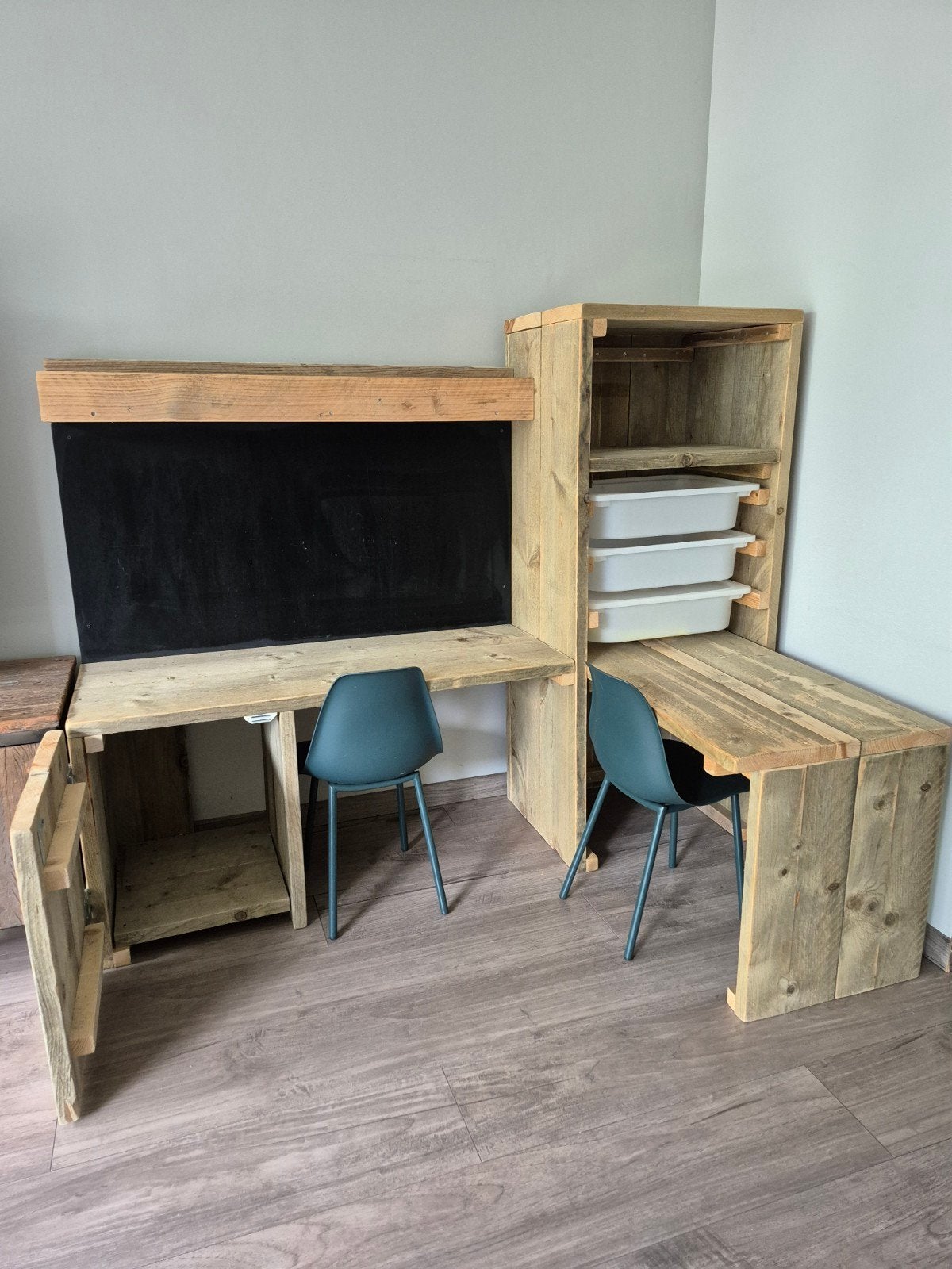 Handgemaakt hoek kinderbureau met opbergruimte en krijtbord, Huis en Inrichting, Ophalen, Met lades, Gebruikt, Hout