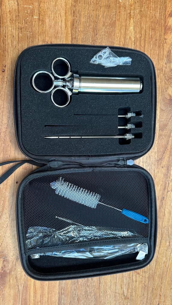 Vleesinjector set RVS met 3 naalden en schoonmaakborstels, Ophalen of Verzenden, Zo goed als nieuw