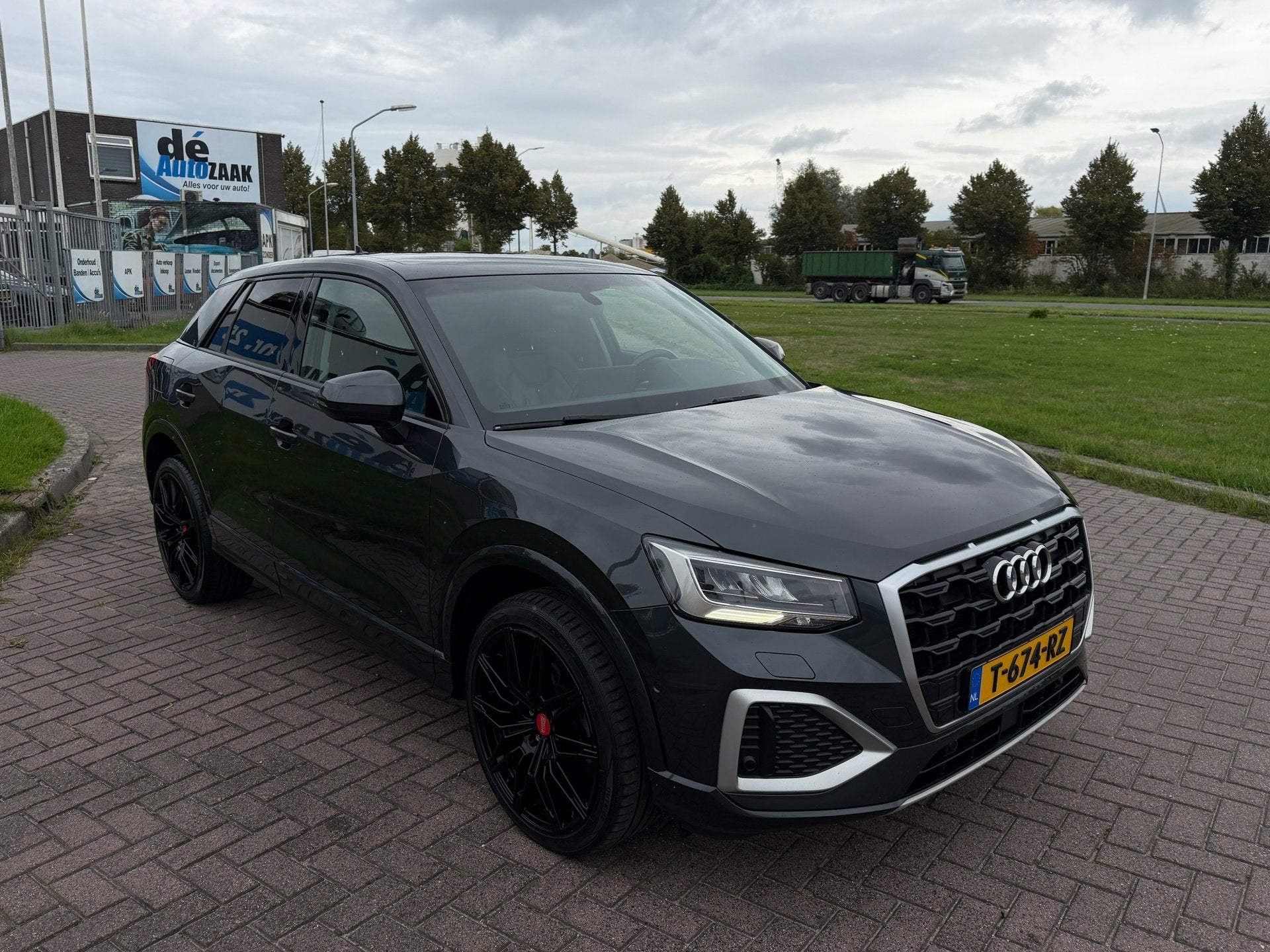 Audi Q2 30 TFSI S Edition Pano|Leder|Stoelverwarming, Auto's, Voorwielaandrijving, Gebruikt, Leder en Stof, Handgeschakeld