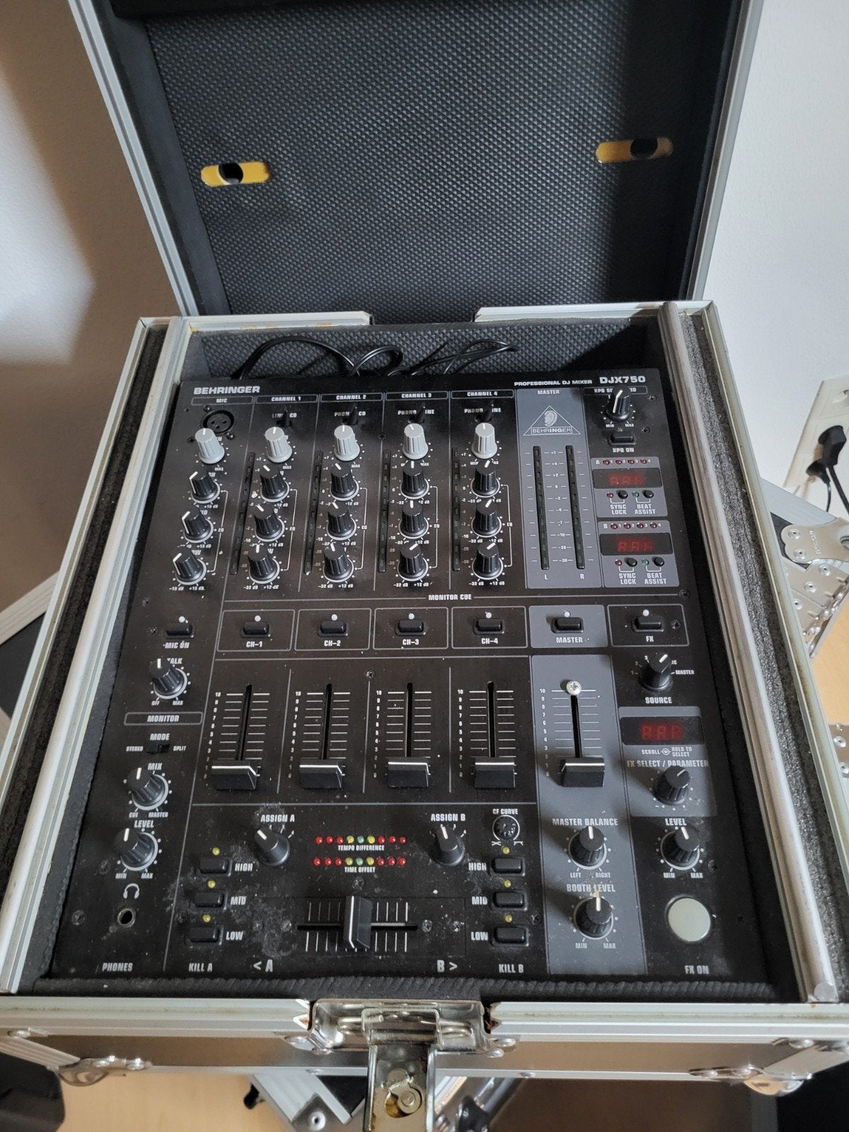 Behringer DJX750 DJ-mixer in flightcase, Ophalen, Gebruikt, Dj-set, Behringer