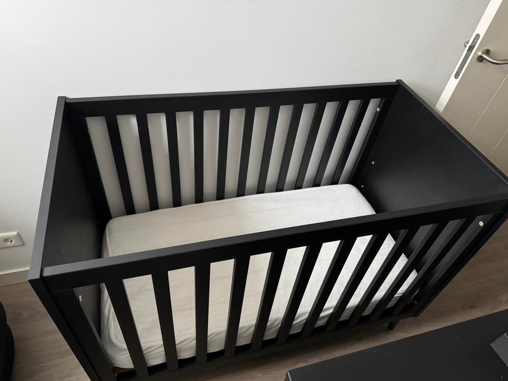 Ledikant mat zwart, Kinderen en Baby's, Babywiegjes en Ledikanten, Ophalen, Zo goed als nieuw, Ledikant
